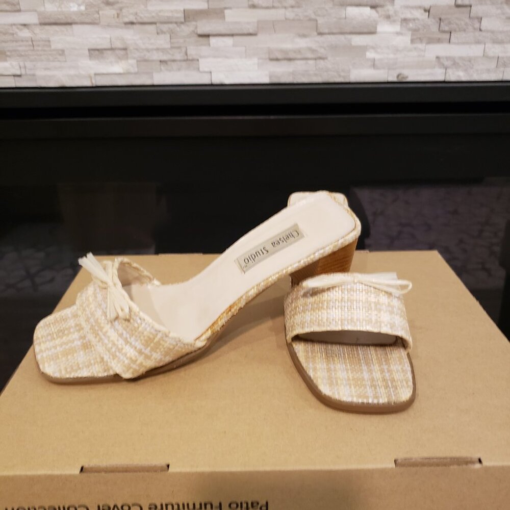 Chelsea Studio Tan Sandals/Slides with bow (8 M)